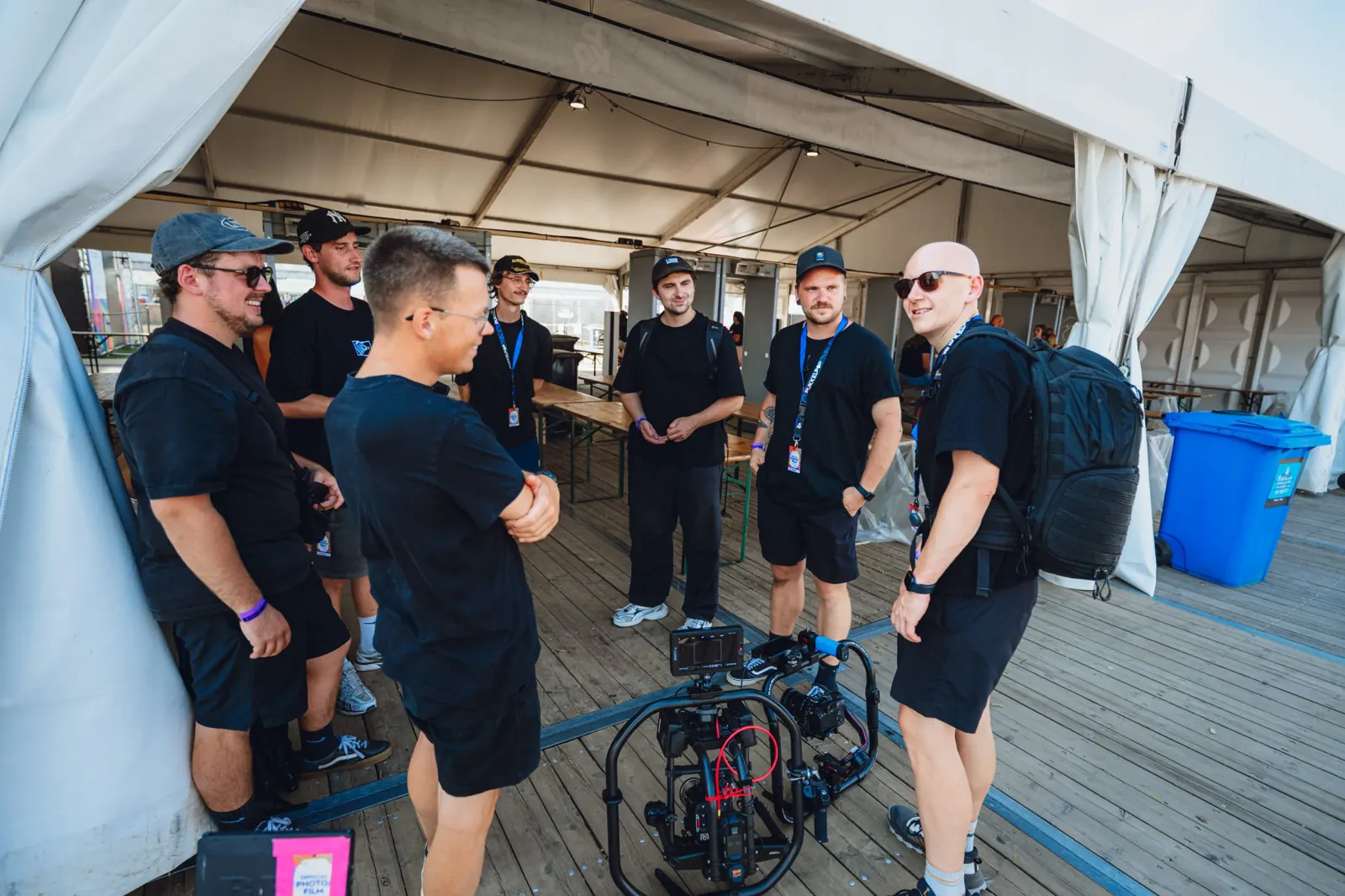 Briefing met de crew in de backstage-tent