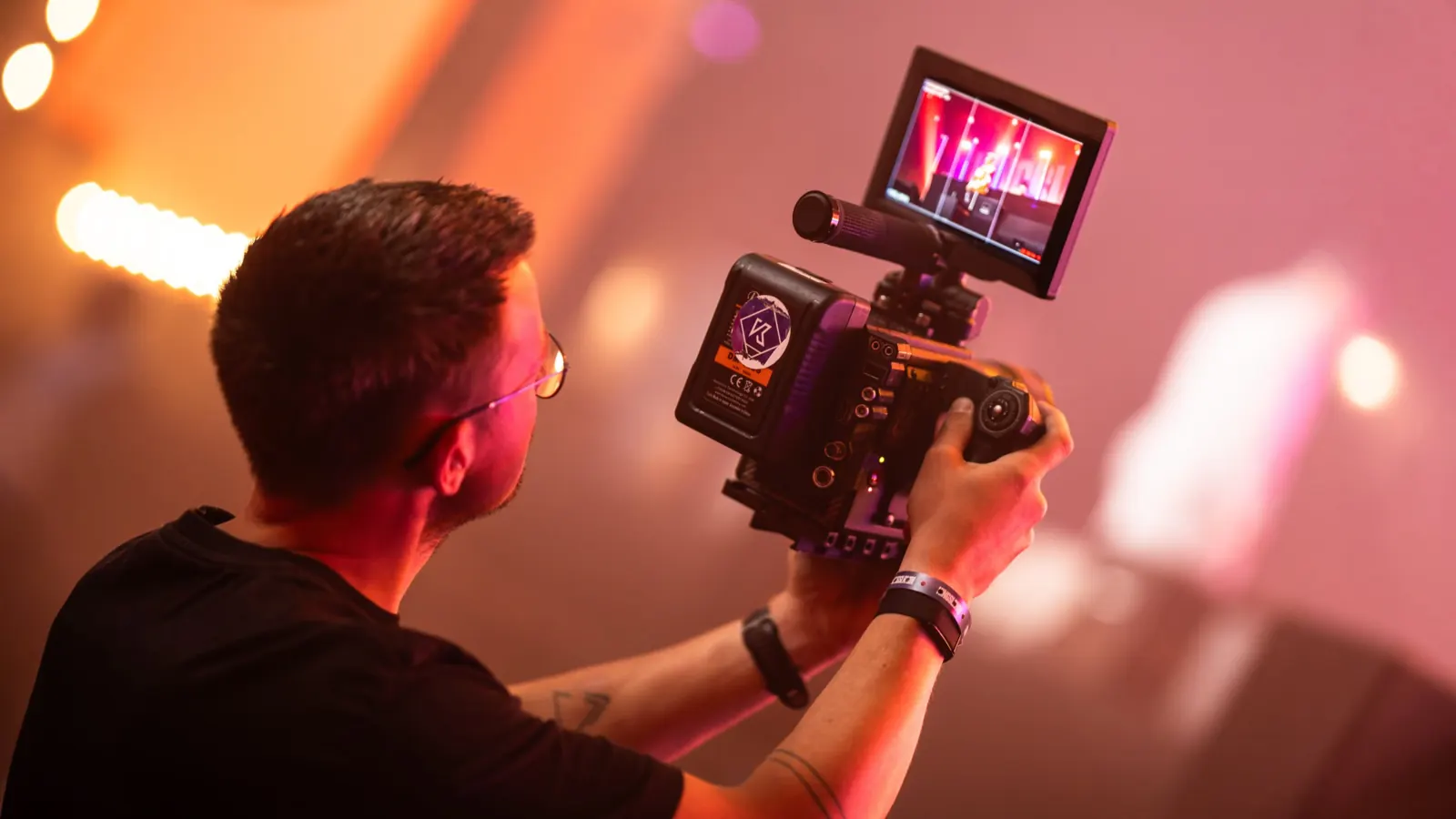 Kevin filmt met de RED tijdens een concert